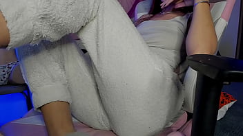 Getting horny with my vibro toy and keep rubbing my pussy with fingers until i cum