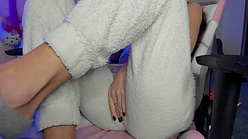 Getting horny with my vibro toy and keep rubbing my pussy with fingers until i cum