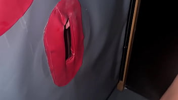 Corno me dividiu na gloryhole do swing