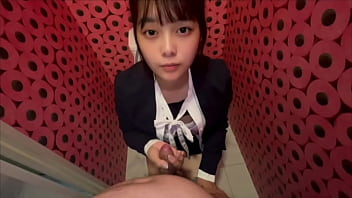 仕事終わりの汗の臭いがツーンとするスーツ姿の彼女をト◯レでむさぼるように舐めてsexするカップル。