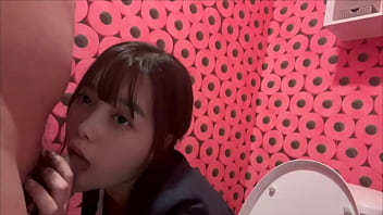 仕事終わりの汗の臭いがツーンとするスーツ姿の彼女をト◯レでむさぼるように舐めてsexするカップル。