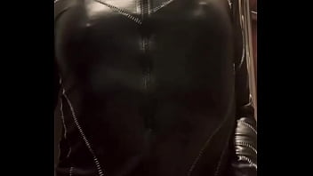 Vocês querem conteúdo com essa roupa