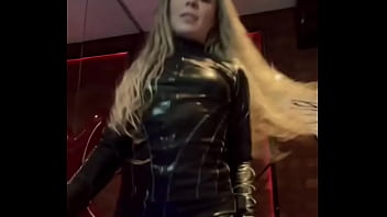 Vocês querem conteúdo com essa roupa