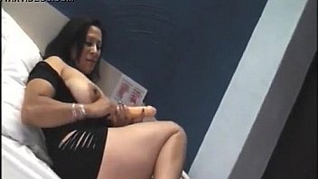Madura disfrutando dildo en su culpa