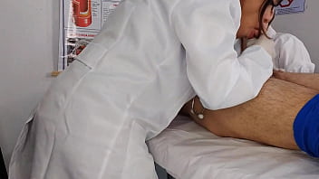 Duas enfermeiras se surpreendem com ereção do paciente