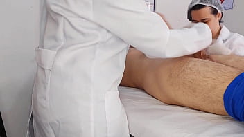 Duas enfermeiras se surpreendem com ereção do paciente