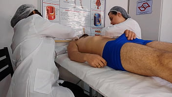 Duas enfermeiras se surpreendem com ereção do paciente