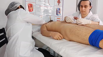 Duas enfermeiras se surpreendem com ereção do paciente