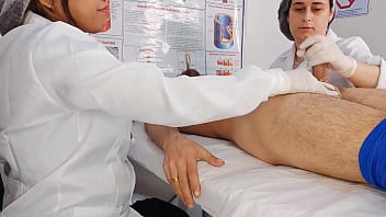 Duas enfermeiras se surpreendem com ereção do paciente