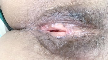 Miren mi gran coño peludo necesitado de una gran polla me lamen delicioso