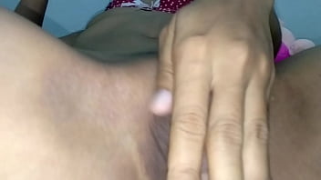 เอาควยถูเม็ดแตดเพื่อนสาวเล่นจนเธอเงี่ยนและน้ำแตก