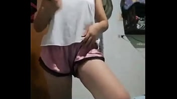 Teen Enseñando Su Rico Cuerpo thumbnail