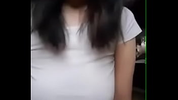 Se le ve todo limpiando la sirvienta