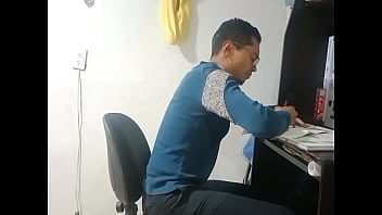 Mi madrastra latina me ayuda con una tarea difícil pero termina dando me una mamada deliciosa semen en las tetas