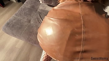 Красивая соседка мечтает о члене в солнечный день Горячую жопу трахнули в юбке