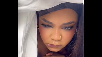 Mi hermanastra me sorprende follando y se une para recibir mi enorme polla