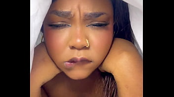 Mi hermanastra me sorprende follando y se une para recibir mi enorme polla