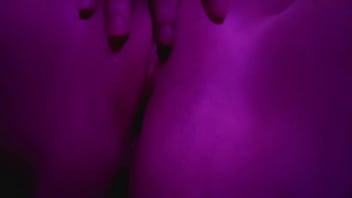 Девушка мастурбирует