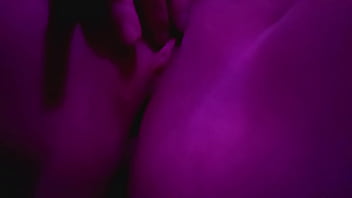 Девушка мастурбирует