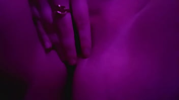 Девушка мастурбирует