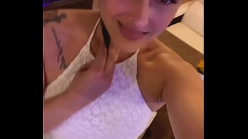 Latina brunette perra