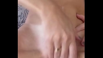 Vídeo 29 30 pedi para o flávio gozar nos meus pelinhos pq queria sentir o leitinho ali fiquei com muito tesão e aca