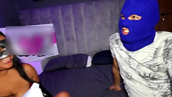 Chica sola de tetas hermosas graba su primera experiencia con un single con una verga enorme