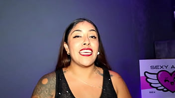 Chica sola de tetas hermosas graba su primera experiencia con un single con una verga enorme