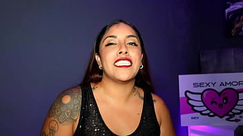 Chica sola de tetas hermosas graba su primera experiencia con un single con una verga enorme