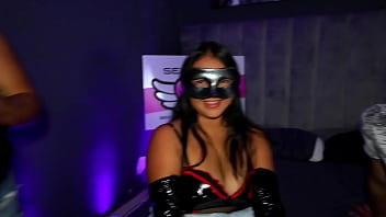 Chica sola de tetas hermosas graba su primera experiencia con un single con una verga enorme