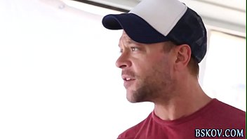 Brune pornstar sucks cock