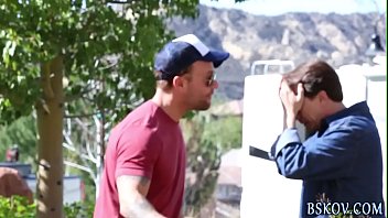 Brune pornstar sucks cock