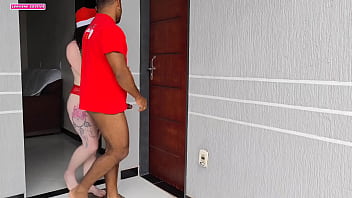 Transei com o vizinho e meu marido ficou so olhando quando ele meteu o pau grosso no meu cu meu corninho teve tezao no natal