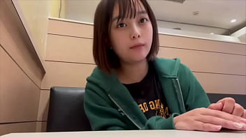 遠距離の彼氏とエッチしてなくてムラムラして我慢できずにお店のト◯レでオナニーしてしまう大学生。