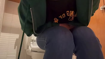 遠距離の彼氏とエッチしてなくてムラムラして我慢できずにお店のト◯レでオナニーしてしまう大学生。