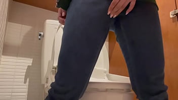 遠距離の彼氏とエッチしてなくてムラムラして我慢できずにお店のト◯レでオナニーしてしまう大学生。