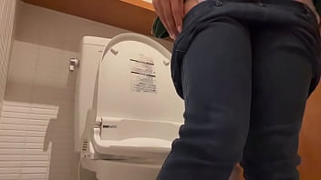 遠距離の彼氏とエッチしてなくてムラムラして我慢できずにお店のト◯レでオナニーしてしまう大学生。