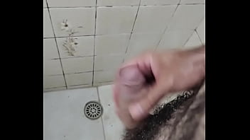 Punhetando no banho