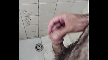 Punhetando no banho