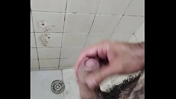 Punhetando no banho