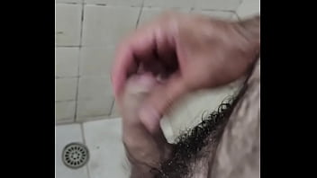 Punhetando no banho