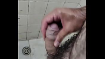 Punhetando no banho