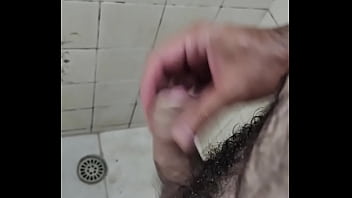 Punhetando no banho