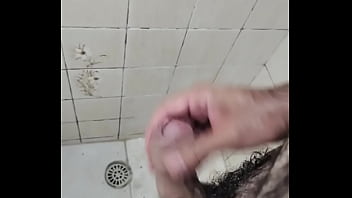Punhetando no banho