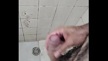 Punhetando no banho