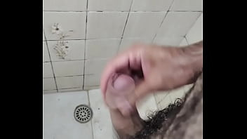 Punhetando no banho