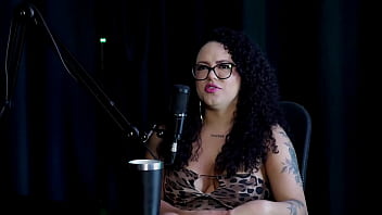 Foi para um hotel fazer fotos sensuais a família aceitou mas o irmão ficou com ciúmes não gosta de estereótipos e quando fez com uma mulher brunna sweet watch sheer red