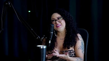 Foi para um hotel fazer fotos sensuais a família aceitou mas o irmão ficou com ciúmes não gosta de estereótipos e quando fez com uma mulher brunna sweet watch sheer red