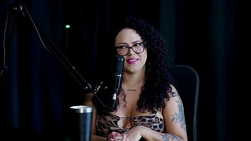 Foi para um hotel fazer fotos sensuais a família aceitou mas o irmão ficou com ciúmes não gosta de estereótipos e quando fez com uma mulher brunna sweet watch sheer red