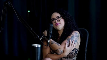 Foi para um hotel fazer fotos sensuais a família aceitou mas o irmão ficou com ciúmes não gosta de estereótipos e quando fez com uma mulher brunna sweet watch sheer red